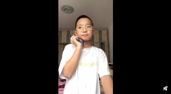 小朋友模仿老师接电话 详情画面曝光堪称影帝式表演