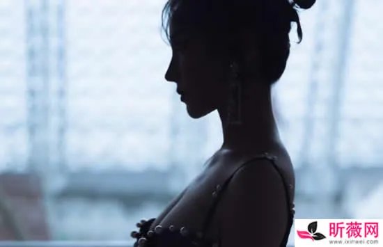 陈小纭多少岁胸有多大 陈小纭性感低胸装展现好身材