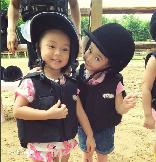 李小璐晒吻爱女照是怎么回事？