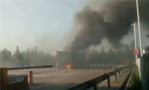 着火罐车进收费站求救  车子着火由谁负责赔偿