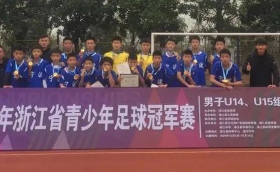 飞踹球员被处罚停赛一年,并集体致歉,你觉得这种道歉诚恳吗?