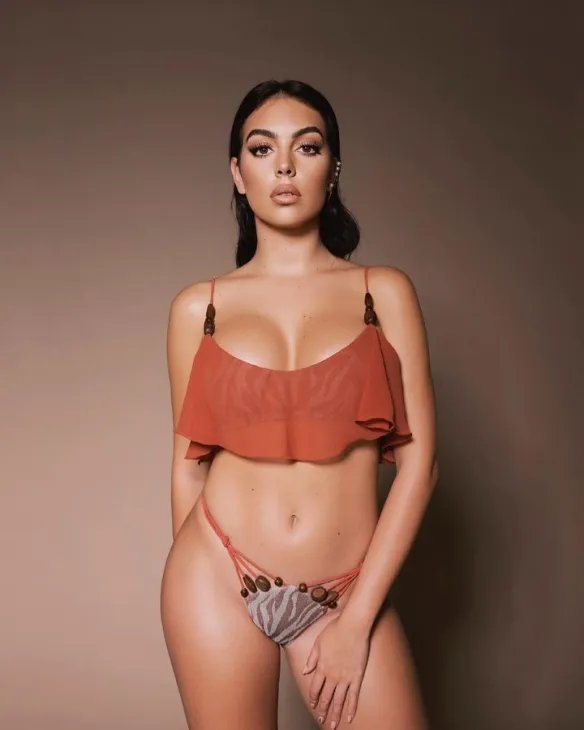 2022世足大嫂团第一人！C罗身边最辣的那道风景线！