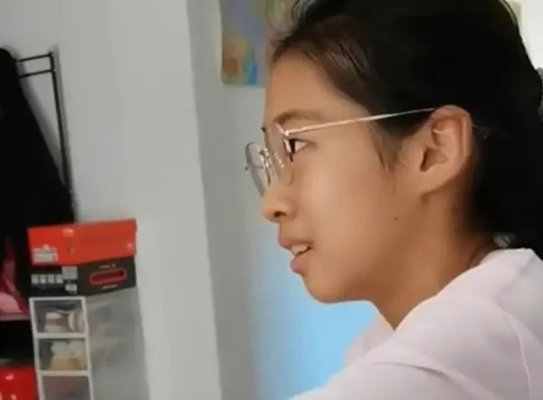 浙江一12岁女孩看自己5岁视频一脸惊讶，看自己小时候视频是种什么体验？