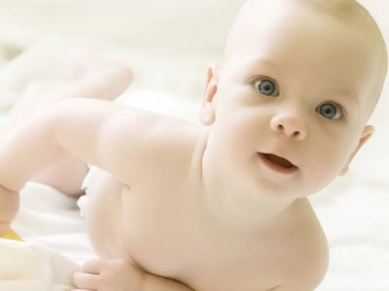 宝宝歪脑袋,当心“斜颈”!宝爸宝妈学会这4招积极干预