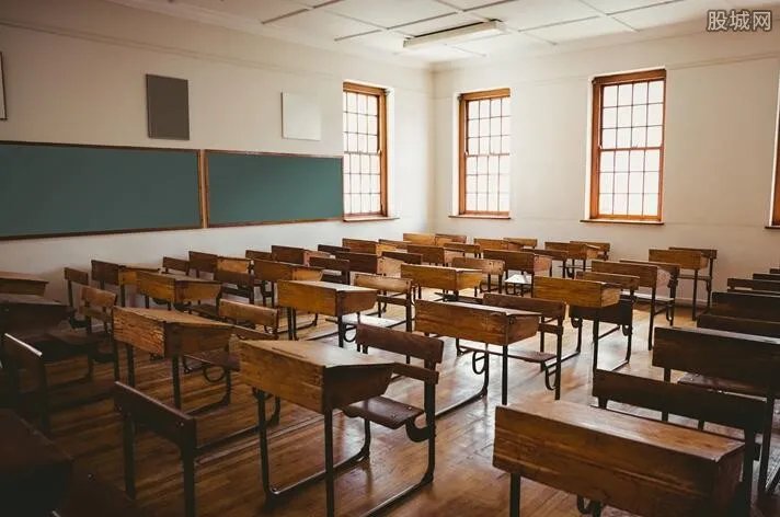 学生分摊外教工资 每人需分摊8000元是否合规？