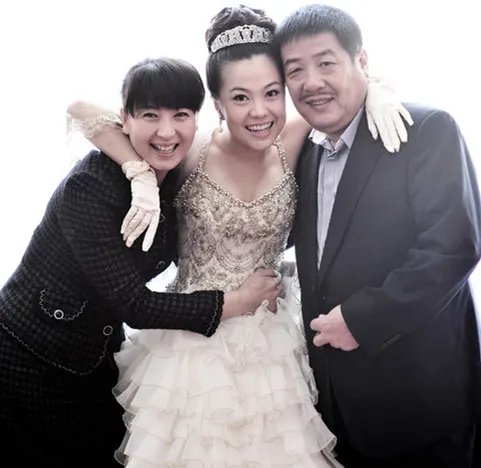 闫学晶的第二个老公是谁？ 闫学晶儿子女儿老公照片曝光