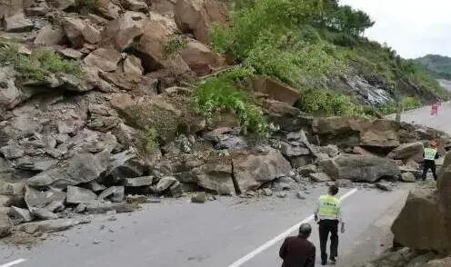 重庆万州洪水冲进办公楼 网友:实在太吓人了!