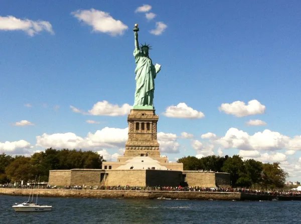 美国新冠肺炎超566万例,为何美国疫情控制不住