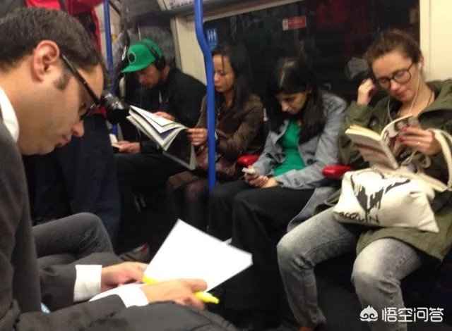 如何看待“莫斯科人地铁读书照引中国网友嘲讽，都是因为没wifi”？