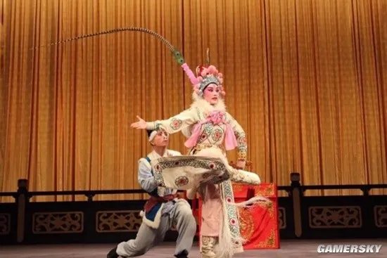 00后中专生女孩为追星考上上戏 因腰伤坐着唱戏1年