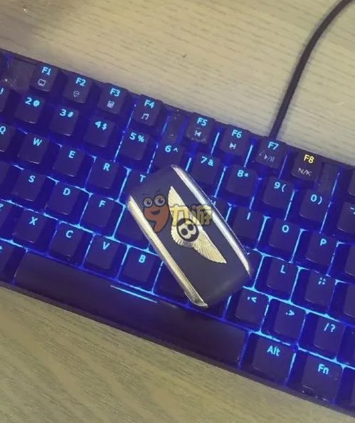 lol八路奶粉微博晒豪车 lol国服第一蛮王获赠宾利车