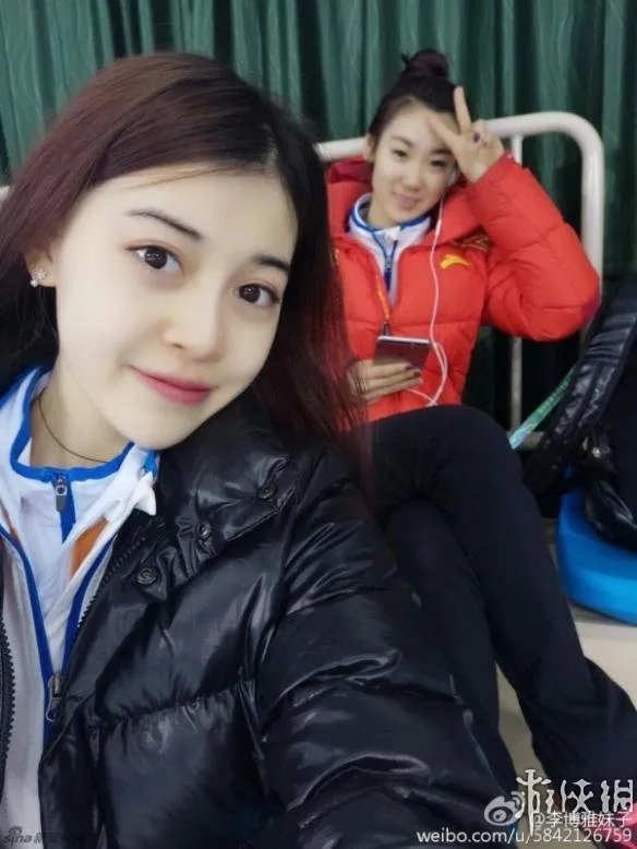 95后冰壶美女选手走红 蛾眉微皱表情私房照惹人怜爱