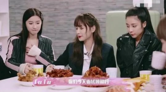 彭昱畅女友身份疑曝光 女友疑是经纪人TUTU颜值超高