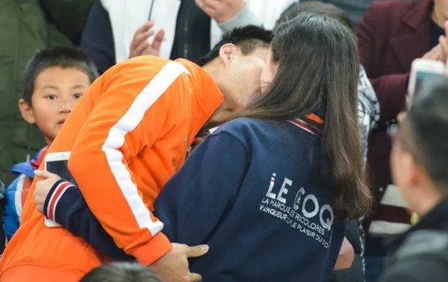 鲁能球迷看台求婚