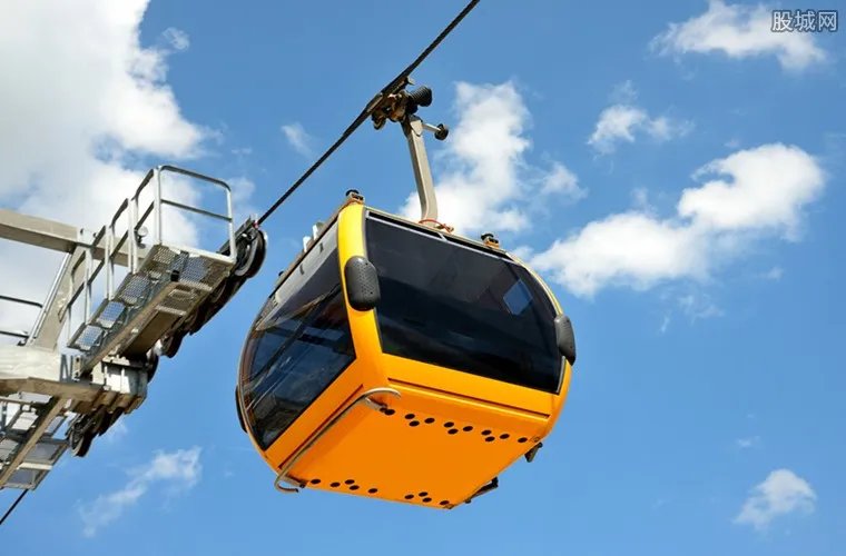 全国最长滑索开放 游客体验前需要先称体重