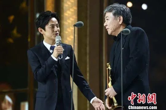 胡歌金鹰节获奖 双奖齐拿实力出众