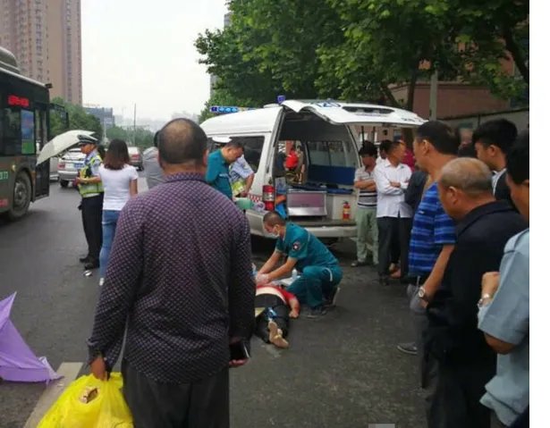 女子早晨买菜后横穿马路回家被撞身亡是怎么回事？