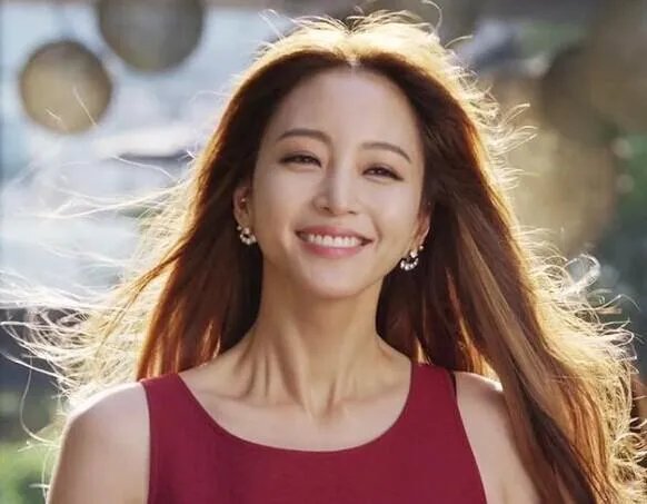 韩艺瑟整容前后对比图变化惊人 韩艺瑟韩国人气如何家里很有钱吗