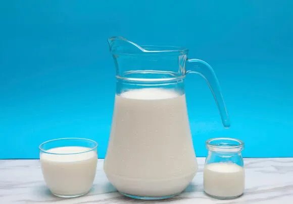 煮牛奶时加糖对它的营养成分有影响吗 煮牛奶时加糖会怎样