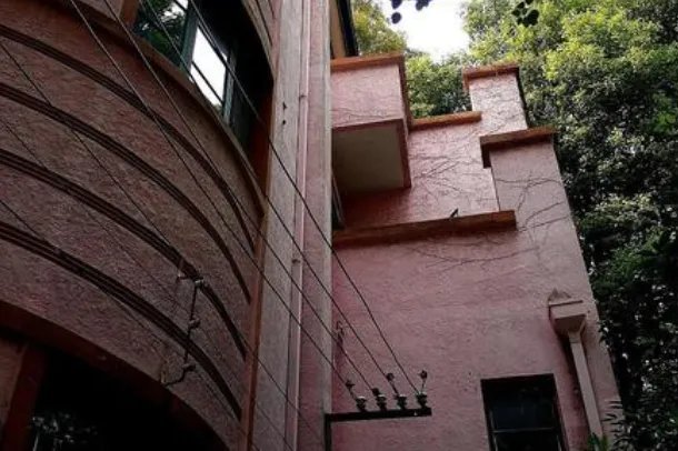 4600万的别墅外就是坟头，房主要求双倍退定金合理吗？