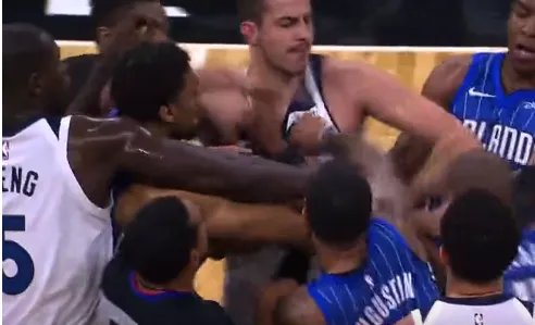 阿弗拉罗为什么被禁赛两场?