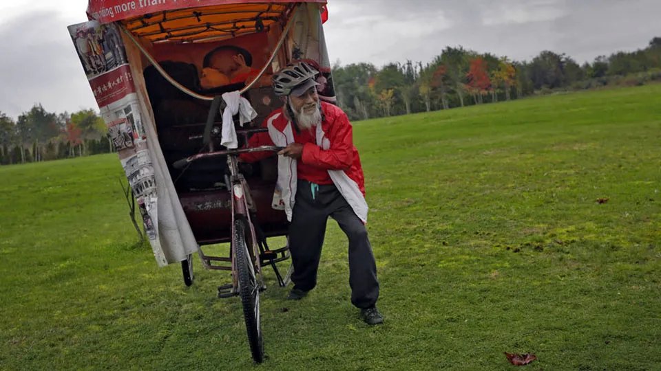 为什么说“三轮老人”不幸离世事件中的“三轮老人”为“中国阿甘”?