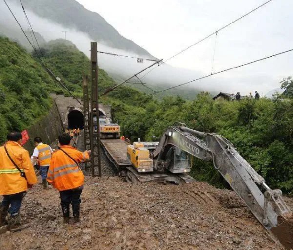 成昆铁路中断行车的原因是什么？