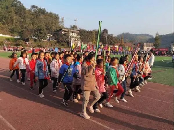 调查发现中小学生的劳动教育脱离了日常，中小学生劳动教育该如何实现呢？