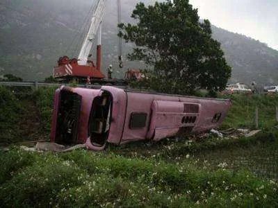 印度大巴冲出公路护栏致5人死亡了吗？