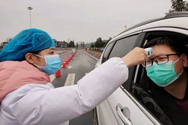 山东男子殴打疫情防控人员致死，疫情下为何仍有人逞匹夫之勇？