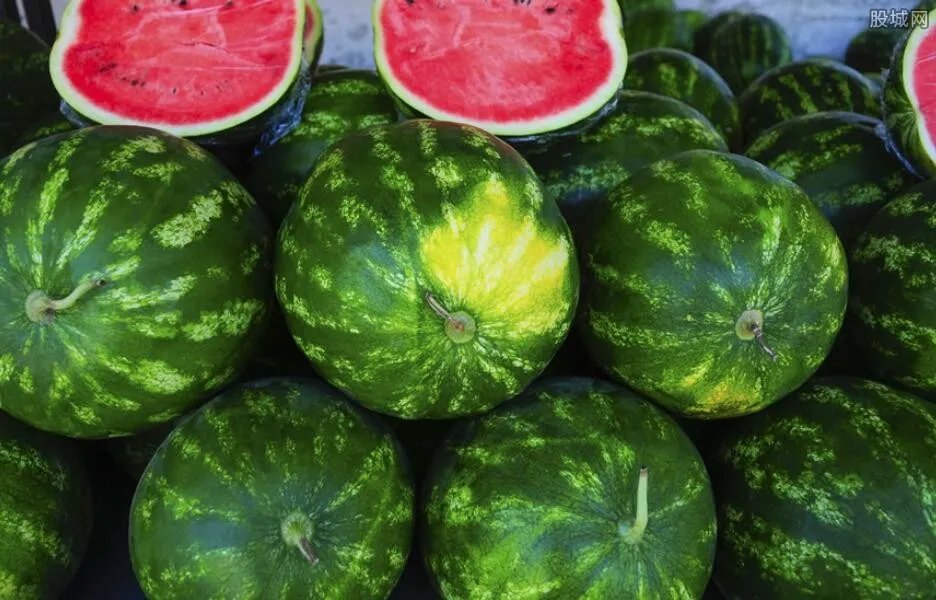 瓜农种出方形西瓜 方形西瓜价格最高卖多少钱