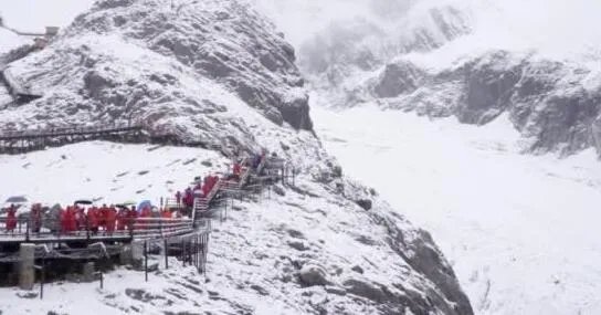 丽江玉龙雪山8月飘雪是怎么回事 玉龙雪山飘雪现场画面曝光