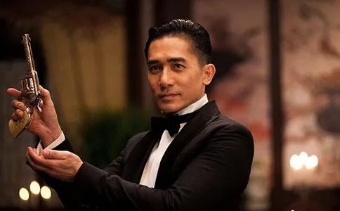 港媒曝梁朝伟新动态，打扮朴素路人认不出，他到底有多低调？