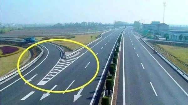 看到高速公路上和斑马线类似的平行线的时候该怎么做？