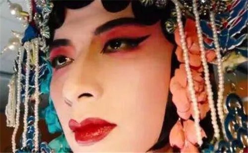 90后男生扮贵妃比李玉刚还美 浓妆艳抹向国粹致敬！