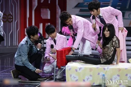 杨幂脚很臭吗图片杨幂脚很臭快乐大本营众人闻脚