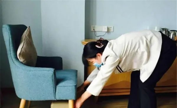 浙江台州： 保洁在打扫房间时顺便帮警方抓了嫌犯，她在打扫时发现了什么？