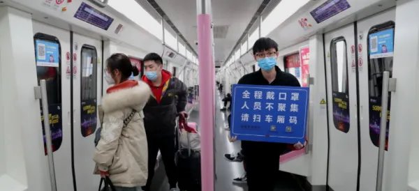 南昌地铁上,女孩没戴口罩被俩位大爷骂哭,此事引发了哪些争议?