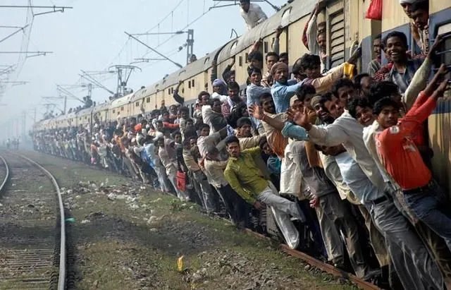 印度搭火车像打仗,有什么办法能改善现状?