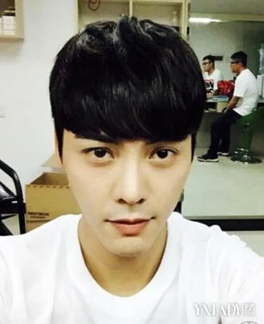 陈伟霆晒帅照获赞露额短发清爽时尚
