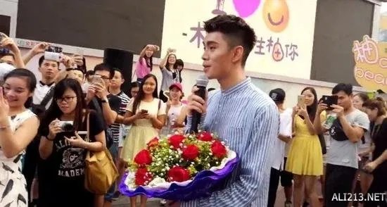 大学男生摆999个柚子告白师姐 结果师姐回复亮了