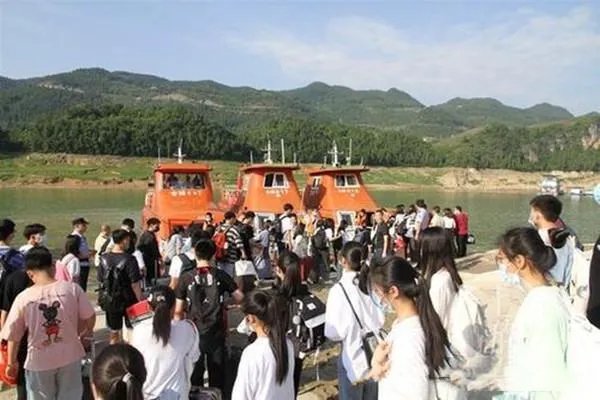 重庆一中学高三学生坐船进城赶考，他们为什么需要坐船赶考？