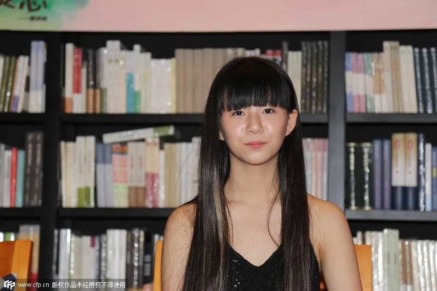 深圳书店见面会小彩旗着吊带裙落座 不慎露底走光