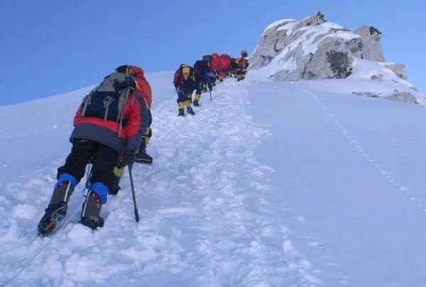 中国登山队首次登上珠穆朗玛峰