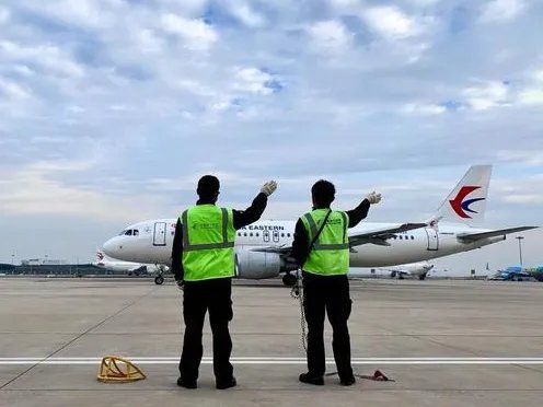 “飞机拜拜员”回应意外走红,网友直言被可爱到了,你怎么看?