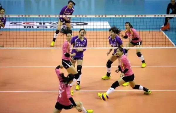 排球比赛中，在某种情况的时候。排球可以用脚踢吗？