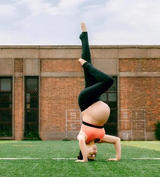 刘璇晒孕肚倒立照：如此大的肚子居然能倒立还劈叉