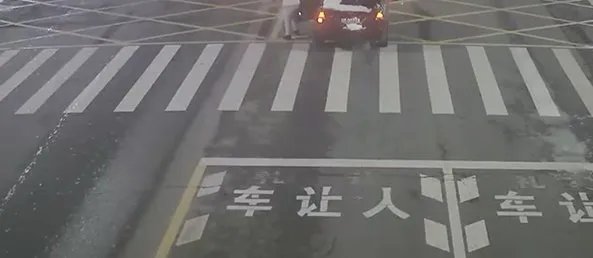 女司机开车擦窗撞飞3人如何处理？