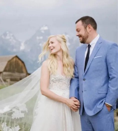 《破产姐妹》里的卡洛琳结婚了吗?