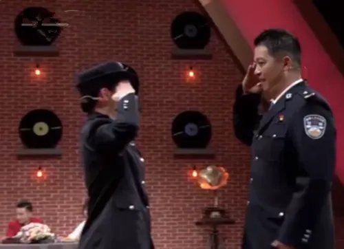 23年前洪水中抱树女孩成为警察，她为何会选择当一名人民警察？